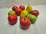 Lote de 10 frutas decorativas em plástico duro. Medindo a pera 9cm de altura.