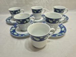Jogo de 6 xícaras de chá com 5 pires em porcelana Schmidt estampada. Medindo 8cm x 8,5cm de altura.