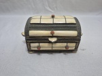 Linda caixa retangular tipo baú em metal e revestido com lâminas de osso. Medindo 13cm x 9cm x 7cm de altura.