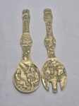 Lote de 2 talheres gaúchos decorativos em bronze ricamente trabalhados com relevos. Medindo 22cm de comprimento.
