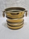 Lindo cachepot em latão trabalhado com alças argolas. Medindo 16,5cm x 15cm de altura.