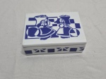 Linda caixa retangular em porcelana Galos, pintura azul e branca. Medindo 11cm x 8cm x 3,5cm de altura.