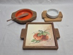 Lote de bandeja em madeira com fundo em azulejo, petisqueira em porcelana com base em madeira e petisqueira em madeira. Medindo a bandeja 17cm x 17cm.