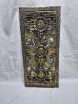 Lindo entalhe em madeira com patina ouro, para pendurar. Medindo 51cm x 23cm.
