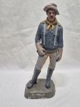 Escultura em resina retratando Capitão de Cavalaria assinado Michael Garman, datado 1969. Medindo 30cm de altura, com leve bicado na base.