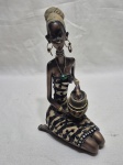 Linda escultura de mulher africana em resina. Medindo 24cm de altura.