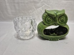 Lote de castiçal na forma de coruja em porcelana verde e cachepot pequeno em vidro. Medindo o maior 14cm de altura.