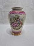 Lindo vaso, floreira em porcelana com cena galante e pintura furtacor com ouro. Medindo 12cm de bojo x 18cm de altura.