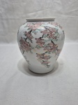 Lindo vaso, floreira bojuda em porcelana com pintura de flores. Medindo 15cm de bojo x 17cm de altura.
