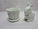 Lote de porta treco na forma de coelho e cachepot em faiança verde. Medindo o cachepot 33cm x 9cm de altura.