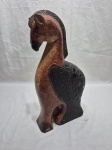 Linda escultura na forma de cavalo em madeira, feito na Indonésia. Medindo 34cm de altura.