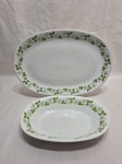 Lote de 2 travessas ovais em porcelana Renner Mon Chéri com estampa de folhas. Medindo a maior 34cm x 23cm. Com leve desgaste no friso.