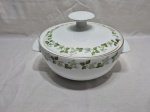 Linda sopeira redonda com 2 alças e tampa em porcelana Renner Mon Chéri com estampa de folhas. Medindo 23cm x 11cm de altura.