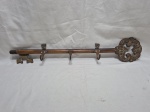 Lindo cabideiro com 3 ganchos na forma de chave em madeira, com acabamento em bronze. Medindo 65cm de comprimento;
