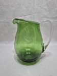 Linda jarra em demicristal verde com alça incolor. Medindo 18,5cm de altura.
