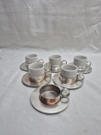 Jogo de 5 xícaras de café em porcelana com 6 suportes e pires em prata 90. Medindo 4,5cm x 4,5cm de altura.