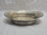 Lindo centro de mesa oval em prata 90 com borda vazada. Medindo 28cm x 19cm x 6cm de altura.