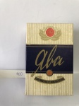 Carteira de cigarro Aba, com a frase "  " em cirílico, que significa "cigarros com filtro". Embora o nome "Aba" apareça na embalagem em latim, o nome em cirílico no centro da embalagemé""(Yava).