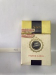 Carteira de cigarro 555 STATE EXPRESS. FILTER KINGS. BY APPOINTMENT TO HER MAJESTY THE QUEEN SUPPLIERS OF CIGARETTES ARDATH TOBACCO LTD. PICCADILLY LONDON. MANUFACTURED UNDER ARRANGEMENTS WITH THE PROPRIETORS.