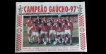 Pôster comemorativo do Sport Club Internacional, celebrando o título de Campeão Gaúcho de 1997. O pôster apresenta a equipe que conquistou o Campeonato Gaúcho de Futebol em 1997.Entre os nomes destacados de jogadores estão Marçal, André, Gustavo, Anderson, Régis, Gamarra, Sandoval, Christian, Arílson, Fernando e Fabiano.A imagem inclui o escudo do Internacional e menções a patrocinadores da época, como Kaiser. 66 x 48cm. Acompanha o poster, uma escova dental lacrada, produtolicenciado.