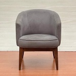 Belíssima poltrona contemporânea, com estrutura maciça em madeira e revestimento em tecido, na cor c