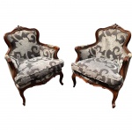 Antigo par de poltronas clássicas com estruturas entalhadas em madeira nobre maciça ao estilo Vitori