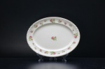 JOHNSON BROS - Travessa em faiança inglesa, na tonalidade off white, ornamentada com rosas e folhagens em rica policromia. Borda acordoada decorada com friso ouro folha. Medidas: 31 x 24 cm.England Britain Castles (Staffordshire, Reino Unido, 1883  China, 2015), mais conhecida como Johnson Brothers, foi uma fabricante e exportadora de cerâmicas e porcelanas britânica.