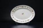 JOHNSON BROS - Grande travessa em faiança inglesa, na tonalidade off white, ornamentada com rosas e folhagens em rica policromia. Borda acordoada decorada com friso ouro folha. Medidas: 35 x 28 cm.England Britain Castles (Staffordshire, Reino Unido, 1883  China, 2015), mais conhecida como Johnson Brothers, foi uma fabricante e exportadora de cerâmicas e porcelanas britânica.