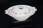 JOHNSON BROS - Terrina em faiança inglesa, craquelê, década de 50, na tonalidade off white, ornamentada com rosas e folhagens em rica policromia. Borda acordoada decorada com friso ouro folha. Medidas; alt. 11 x diâm. 26 cm.England Britain Castles (Staffordshire, Reino Unido, 1883  China, 2015), mais conhecida como Johnson Brothers, foi uma fabricante e exportadora de cerâmicas e porcelanas britânica.