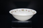 JOHNSON BROS - Saladeira em faiança inglesa, craquelê, década de 50, na tonalidade off white, ornamentada com rosas e folhagens em rica policromia. Borda acordoada decorada com friso ouro folha. Medidas; alt. 7 x diâm. 24 cm.England Britain Castles (Staffordshire, Reino Unido, 1883  China, 2015), mais conhecida como Johnson Brothers, foi uma fabricante e exportadora de cerâmicas e porcelanas britânica.