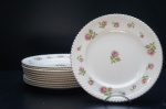 JOHNSON BROS - Doze pratos rasos em faiança inglesa, craquelê, década de 50, na tonalidade off white, ornamentado com rosas e folhagens em rica policromia. Borda acordoada decorada com friso ouro folha. Diâm. 22 cm.England Britain Castles (Staffordshire, Reino Unido, 1883  China, 2015), mais conhecida como Johnson Brothers, foi uma fabricante e exportadora de cerâmicas e porcelanas britânica.