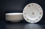 JOHNSON BROS (1883-2015) - Doze pratos fundos em faiança inglesa, craquelê, década de 50, na tonalidade off white, ornamentado com rosas e folhagens em rica policromia. Borda acordoada decorada com friso ouro folha. Diâm. 22 cm.England Britain Castles (Staffordshire, Reino Unido, 1883  China, 2015), mais conhecida como Johnson Brothers, foi uma fabricante e exportadora de cerâmicas e porcelanas britânica.