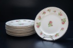 JOHNSON BROS (1883-2015) - Onze pratos para sobremesa em faiança inglesa, craquelê, década de 50, na tonalidade off white, ornamentado com rosas e folhagens em rica policromia. Borda acordoada decorada com friso ouro folha. Diâm. 18 cm.England Britain Castles (Staffordshire, Reino Unido, 1883  China, 2015), mais conhecida como Johnson Brothers, foi uma fabricante e exportadora de cerâmicas e porcelanas britânica.