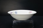 REAL (1943-1972) - Bowl em porcelana branca, déc. 50. Ornamentado com flores e folhagens em rica policromia, borda com friso a ouro folha. Marca da Manufatura no fundo. Diâm. 24 cm. Porcelana Real S.A (Mauá, São Paulo, 1943  Mauá, São Paulo, 1972), foi uma marca de porcelana brasileira. Criada pelos irmãos Arthur, Harry Arno e Alfredo Schmidt, a fábrica produzia aparelhos de jantar, chá e café, atendendo ao mercado nacional e internacional.