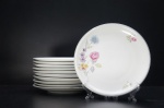 REAL (1943-1972) - Doze pratos rasos em porcelana vitrificada, déc. 60. Ornado com flores e folhagens em rica policromia, borda com friso a ouro folha. Marca da Manufatura no fundo. Diâm. 26 cm. Porcelana Real S.A (Mauá, São Paulo, 1943  Mauá, São Paulo, 1972), foi uma marca de porcelana brasileira. Criada pelos irmãos Arthur, Harry Arno e Alfredo Schmidt, a fábrica produzia aparelhos de jantar, chá e café, atendendo ao mercado nacional e internacional.