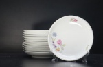 REAL (1943-1972) - Doze pratos fundos em porcelana vitrificada, déc. 60. Ornado com flores e folhagens em rica policromia, borda com friso a ouro folha. Marca da Manufatura no fundo. Diâm. 22 cm. Porcelana Real S.A (Mauá, São Paulo, 1943  Mauá, São Paulo, 1972), foi uma marca de porcelana brasileira. Criada pelos irmãos Arthur, Harry Arno e Alfredo Schmidt, a fábrica produzia aparelhos de jantar, chá e café, atendendo ao mercado nacional e internacional.