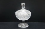 Pequeno baleiro de pé alto, executado em cristal translúcido. Moldada no padrão bico-de-jaca, tampa facetada, base octogonal. Alt. 17 x Diâm. 11 cm.