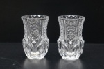 Par de pequenos vasos em cristal francês D'Arques, lapidado com folhagens e padrão bico-de-jaca. Alt. 8 cm.