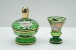 Antiga compoteira e cálice em cristal veneziano, na tonalidade verde, ornamentados com flores e folhagens em relevo e triliças em rica policromia. Frisos aplicados a ouro folha. Compoteira: 13 x 10 cm; Cálice alt. 9 cm.
