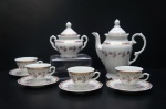SCHMIDT - Lindo conjunto para café em fina porcelana branca, moldada na pasta, decorado com delicados ramalhetes florais e rendilhado a ouro folha. Marcado no fundo. Sendo; Bulê, açucareiro e quatro xícaras com respectivos pires. Maior alt. 18 cm.