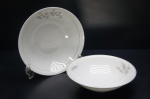 RENNER- Bowl e saladeira em porcelana branca, moldada na pasta. Ornados com três galhos em policromia, borda filetada a ouro folha. Marca da Manufatura no fundo. Diâm. Bowl  21 cm / Saladeira Diâm. 24 cm.