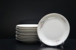 RENNER- Onze lindos pratos para sobremesa, porcelana branca, moldada na pasta. Ornados com galhos e motivos em policromia, borda filetada a ouro folha. Tamanhos diferentes. Marca da Manufatura no fundo. Diâm. 19 cm.