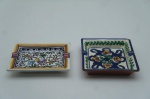 Dois cinzeiros em cerâmica portuguesa, decorados com mosaico em rica policromia. (1 com bicado). Medidas: 12 x 9 cm; 10 x 10 cm.