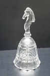 Gracioso sino de mesa executado em cristal francês translúcido. Campanula lapidada com guirlandas florais. Haste (pega) em formato modelado com cabeça de unicórnio. (Chifre quebrado). ALT.