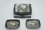 Caixa porta-joias e dois pratinhos retangulares em cerâmica japonesa. Satsuma, déc. 40. Adornada com rica policromia em relevos representando dragâo,  finos detalhes, trabalhados à ouro folha.Marcado no fundo.Caixa 6,5 x 13 x 11 cm.Prato 10 x 7 cm.