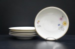 Real  Seis pratos para sobremesa, porcelana decorada com detalhes de rosas e flores em policromia e frisos dourados.Marcado no fundo.Diâm. 20 cm.