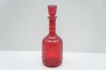 Linda garrafa em vidro veneziano vermelho, moldado com volutas, folhagens e adornos. Alt.