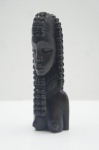 Arte africana - Escultura representando busto feminino de tribo, entalhada em ébano. Alt. 13,5 cm.