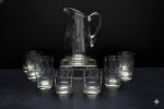 Jarra refresqueira e oito copos em fino cristal, translúcido, lapidado com folhagens.Jarra alt. 24 cm / Copos 11 cm.