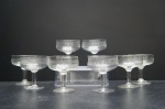 Oito taças para martini em vidro translúcido, lapidado guirlandas e motivos. Alt. 10 cm. (conferir)